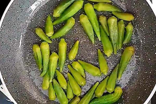 تفت دادن بامیه برای تهیه خورشت بامیه با گوشت گوسفندی