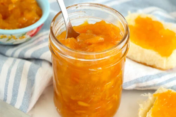 یک شیشه مربای انبه