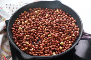 تفت دادن بادام زمینی