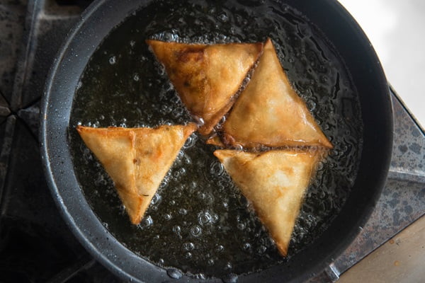 سرخ کردن سمبوسه