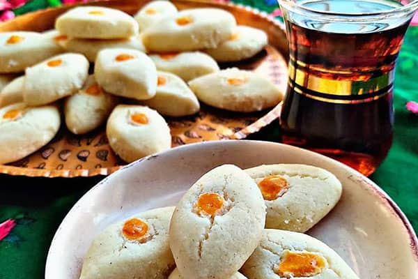 سرو شیرینی شستی زنجان با چای