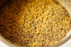 آسیاب کردن نه چندان ریز دانه‌های شنبلیله و خردل