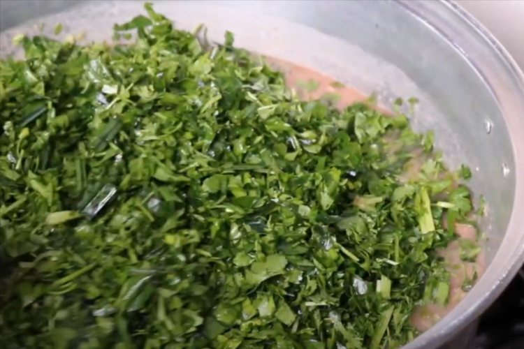 افزودن سبزی در طرز تهیه آش سماق