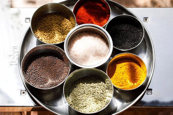 آماده کردن ادویه جات برای تهیه ترشی انبه پاکستانی