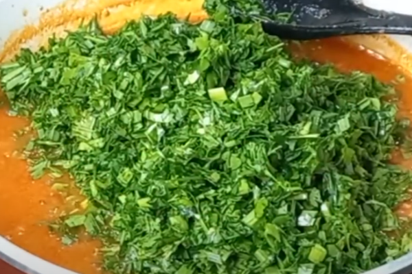 ریختن سبزی در طرز تهیه آش آبغوره