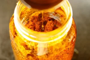 افزودن روغن خردل به ترشی انبه پاکستانی