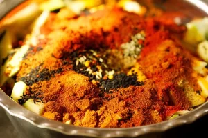 افزودن ادویه جات در تهیه ترشی انبه پاکستانی