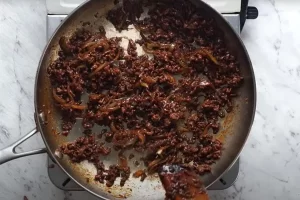 افزودن سس نودل به گوشت چرخ کرده