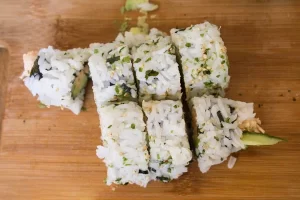 برییدن سوشی مرغ ریش ریش شده