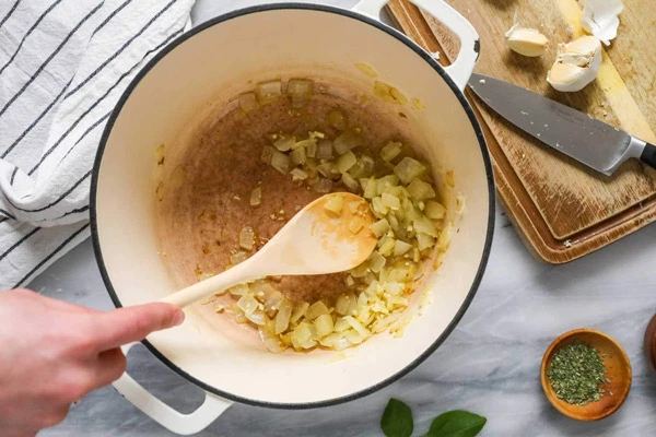 تفت دادن پیاز و سیر در تهیه پاستای ریگاتونی