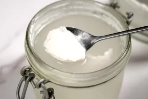 جدا کردن لایه رویی روغن نارگیل برای تهیه روغن نارگیل