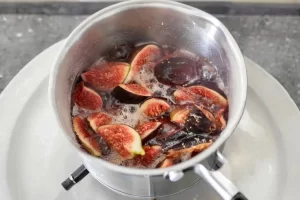 جوش اولیه انجیر برای تهیه کمپوت انجیر