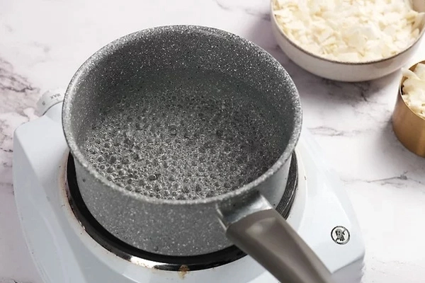 جوشاندن آب برای تهیه روغن نارگیل