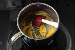 حرارت دادن به کره برای درست کردن سس بشامل در تهیه پاستا با پنیر چدار