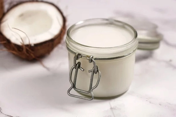 یک شیشه روغن نارگیل