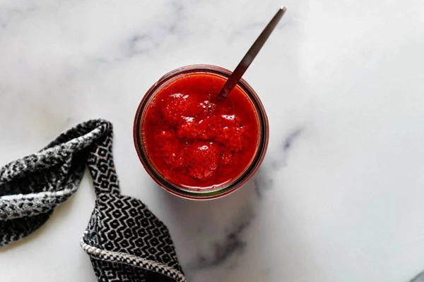 یک شیشه کمپوت توت فرنگی