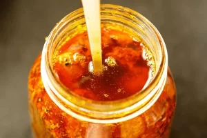 روغن خردل نهایی روی ترشی انبه پاکستانی