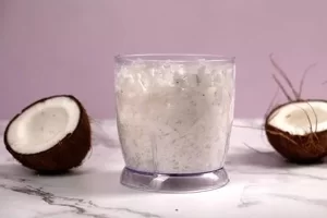 ریز کردن نارگیل در مخلوط کن برای تهیه روغن نارگیل