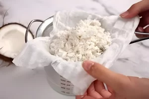 صاف کردن شیر نارگیل برای تهیه روغن نارگیل