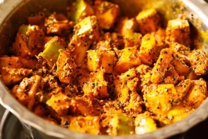 مخلوط کردن مجدد مواد ترشی با روغن خردل در تهیه ترشی انبه پاکستانی