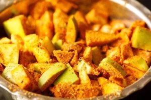 مخلوط کردن مواد ترشی انبه پاکستانی