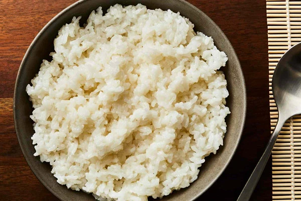 پختن برنج برای تهیه سوشی مرغ