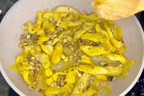 سرخ کردن مرغ در طرز تهیه کشمش پلو