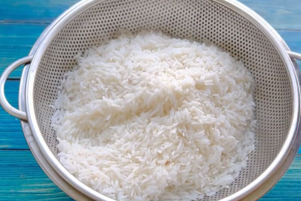 صاف کردن برنج در طرز تهیه کشمش پلو