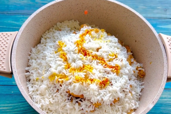 دم کردن پلو در طرز تهیه کشمش پلو