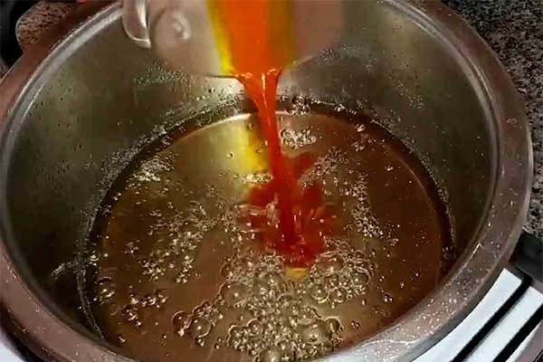اضافه کردن زعفران به مایه نبات