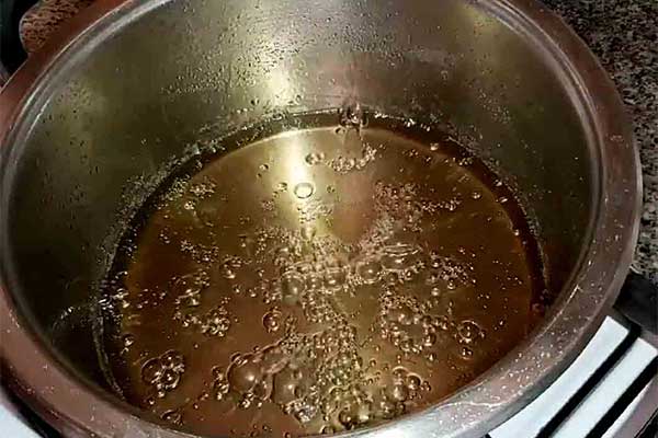آب کردن شکر برای درست کردن نبات