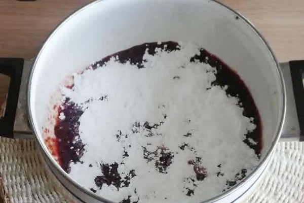آب انداختن گیلاس در تهیه مارمالاد گیلاس