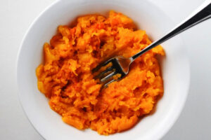 پوره کردن کدو حلوایی در طرز تهیه کاکا کدو با ماست