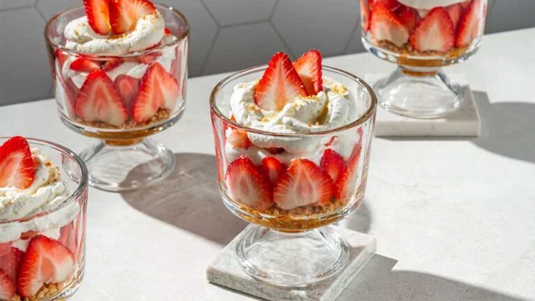 طرز تهیه پارفه توت فرنگی