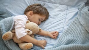 خوراکی های مفید برای خواب بهتر نوزادان و کودکان
