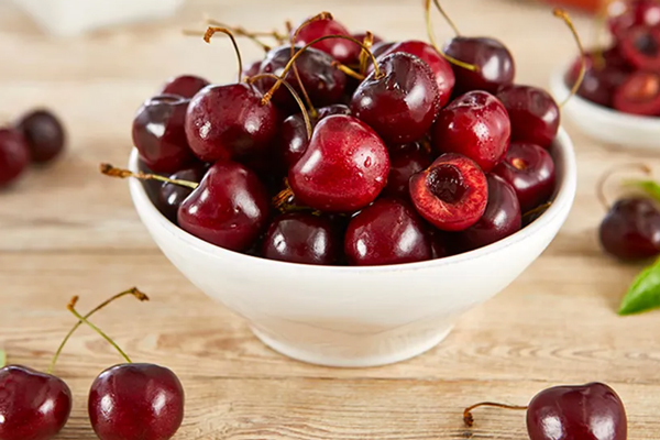 یک کاسه گیلاس تازه