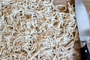 برش خمیر آش خانگی