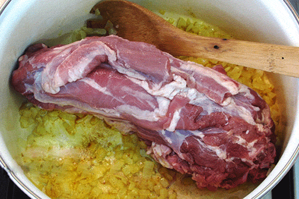 سرخ کردن پیاز و گوشت به همراه ادویه در تهیه آبگوشت زابلی