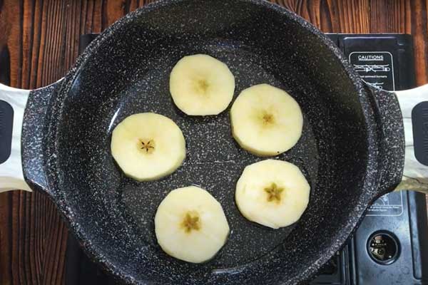 سرخ کردن سیب برای درست کردن خورش سیب گلاب