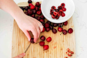 خرد کردن گیلاس در تهیه مارمالاد گیلاس