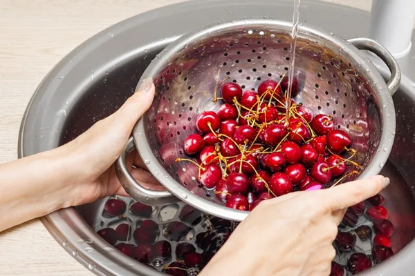 آماده کردن گیلاس‌ها در تهیه مارمالاد گیلاس با ژلاتین