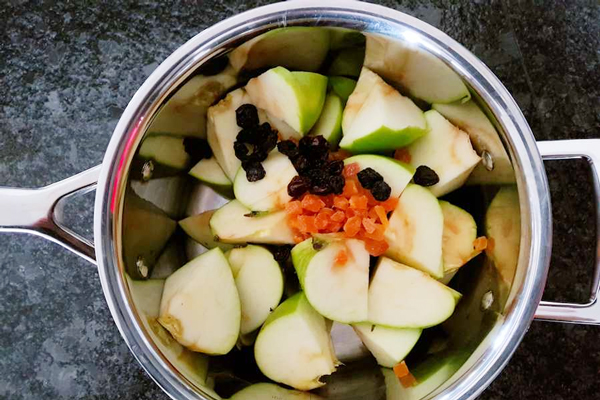 آماده کردن سیب و دیگر مواد در تهیه مارمالاد سیب