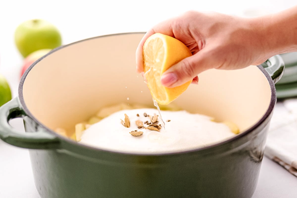 پوره کردن و پخت سیب در تهیه مارمالا سیب با ژلاتین