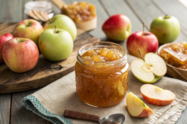 یک شیشه مربا سیب