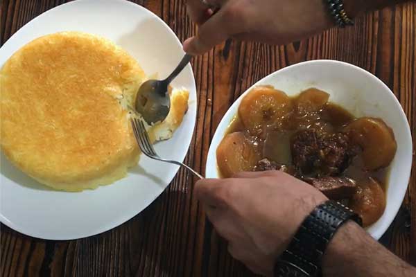 سرو خورش سیب گلاب با برنج
