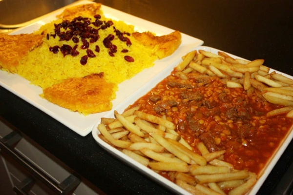 سرو شیرین پلو شیرازی در کنار خورشت قیمه