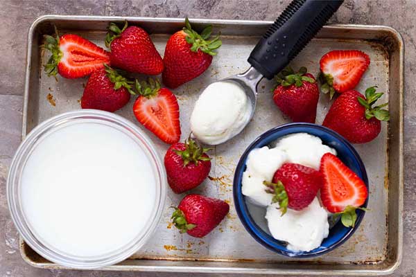 مواد اولیه برای تهیه میلک شیک توت فرنگی