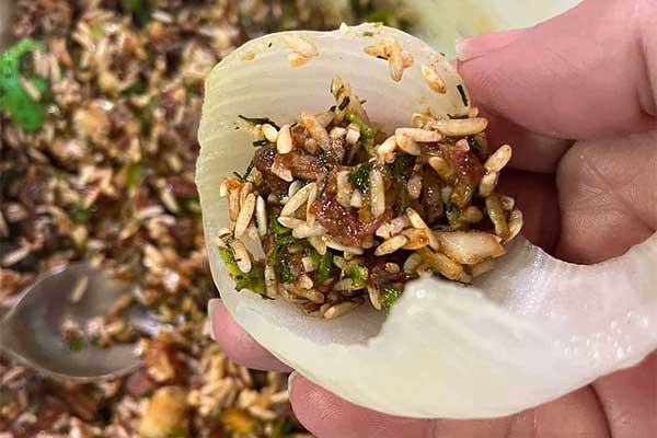 طرز پیچیدن دلمه پیاز