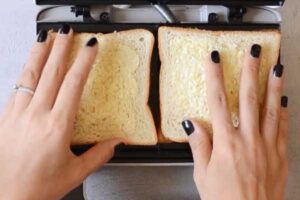 گذاشتن اسنک‌ها در ساندویچ‌ساز