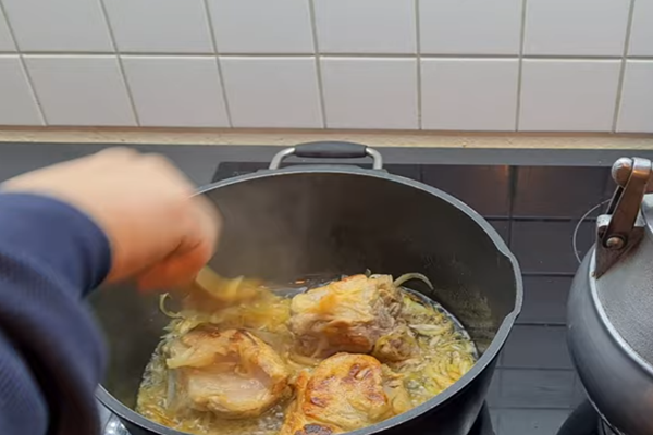 تفت گوشت در تهیه پلو ازبکی با نخود و پیاز